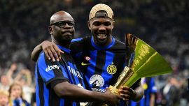 Festa scudetto, l'ex Juve Lilian Thuram con la maglia dell'Inter, poi lo schiaffo a Marcus: bufera social