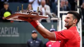 Ginevra, Djokovic vince e festeggia con la torta, ma per la ciliegina aspetta Sinner e il Roland Garros