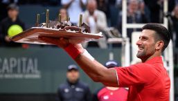 Ginevra, Djokovic vince e festeggia con la torta, ma per la ciliegina aspetta Sinner e il Roland Garros