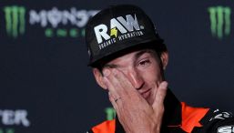 MotoGP, Aleix Espargaro annuncia il ritiro e scoppia in lacrime: momenti di commozione a Barcellona