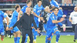 Empoli-Roma: il presidente Corsi esulta con il gesto dell’ombrello, polemiche per il mancato rosso a Niang