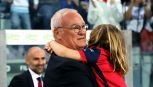 Cagliari-Fiorentina, l’ultima di Claudio Ranieri: l’ingresso in campo con i nipoti e i messaggi dei tifosi