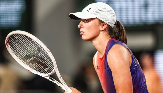 Roland Garros, il pianto di Swiatek: il lato nascosto di una numero uno. Mauresmo vieta l'alcol sugli spalti