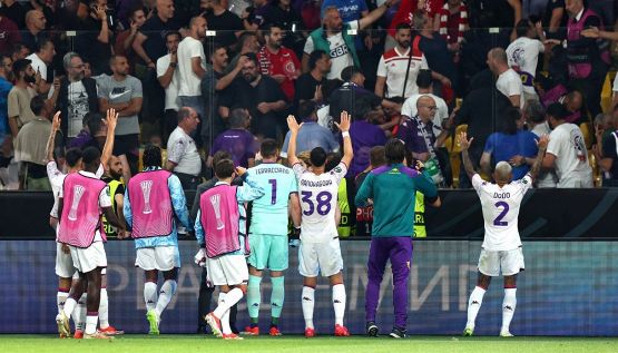 Olympiacos-Fiorentina, scintille sugli spalti ad Atene: giocatori viola sotto la curva a calmare gli animi