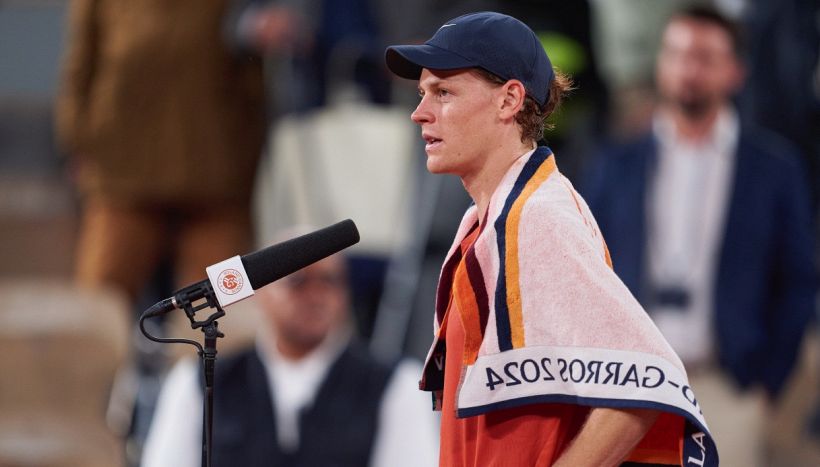 Roland Garros, Sinner batte anche la maleducazione del pubblico francese: il “caso raccattapalle” è clamoroso