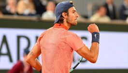 Roland Garros, Musetti si regala Djokovic, Cobolli sfiora l'impresa