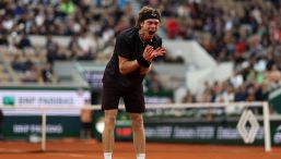 Roland Garros, lo "show" di Rublev contro Arnaldi: racchettate e proteste