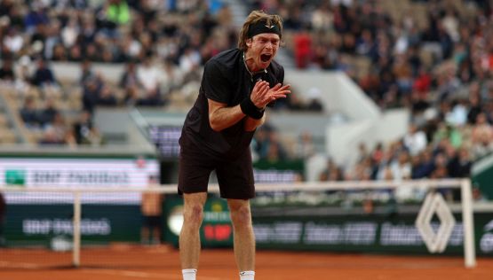 Roland Garros, Arnaldi firma l'impresa con Rublev: il russo è indemoniato tra proteste e racchettate