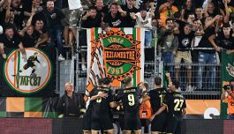 Palermo-Venezia, moviola: due rigori negati, le proteste rosanero e il record dell’arbitro