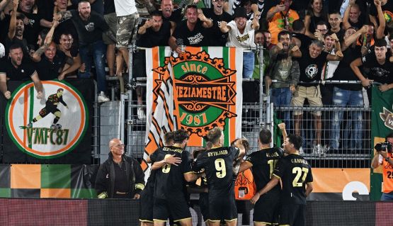 Palermo-Venezia, moviola: due rigori negati, le proteste rosanero e il record dell’arbitro