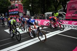 Giro d'Italia, tappa 3: Pogacar (con Thomas) rischia di anticipare tutti, Merlier beffa Milan in volata