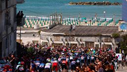 Diretta Giro 11a tappa: tre in fuga, dietro Milan. Virus condiziona la corsa