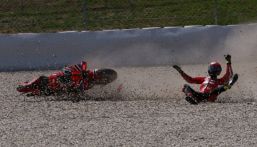 MotoGP, Bagnaia e la maledizione Sprint: all'ultimo giro a Barcellona la terza caduta costa la vittoria