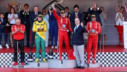 F1 Leclerc scatenato, la festa Ferrari a Monaco coinvolge il Principe Alberto: abbracci con Elkann, Sainz e Vasseur