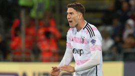 Juventus, Vlahovic torna nel mirino dell’Arsenal: maxi-offerta per il serbo, i tifosi si spaccano