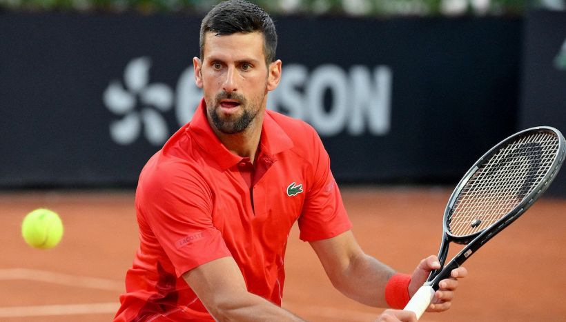 Internazionali di Roma, un Djokovic irriconoscibile saluta il Foro Italico. Agli ottavi la sorpresa Tabilo