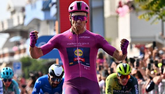 Giro d’Italia, tappa 11: vince Milan davanti a Groves e Leonardi una volata con caduta. Pogacar non rischia