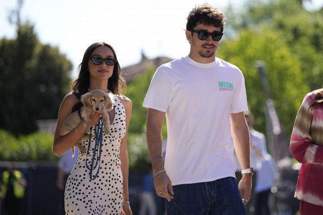 Leclerc a Imola con fidanzata e cane Leo