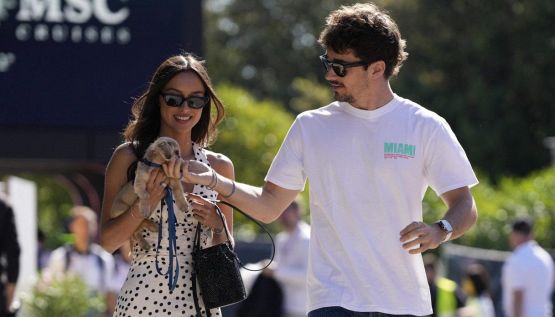 F1, Leclerc a Imola con la fidanzata Alexandra Saint Mleux e un fan d'eccezione: il cane Leo a spasso nel paddock