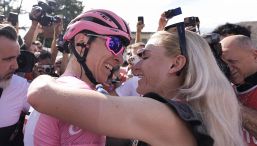 Giro d’Italia, Pogacar bacio appassionato con la fidanzata, Urska Zigart, a Bassano del Grappa
