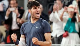 Roland Garros, Alcaraz vince e convince: Korda eliminato in tre set. Tsitsipas trova Arnaldi agli ottavi