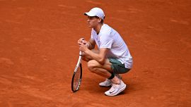 Internazionali Roma, il ritiro di Sinner scatena le polemiche: i tifosi contro gli organizzatori e il “sì” a Madrid