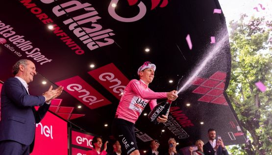 Giro d’Italia, Pogacar maglia rosa e azzurra, Milan si aggiudica quella ciclamino e Tiberi la bianca