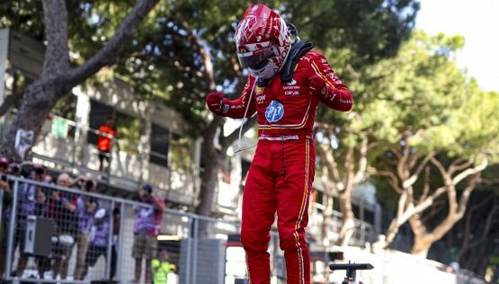 F1, Leclerc e Sainz fanno impazzire i tifosi Ferrari: come cambiano la classifica piloti e costruttori