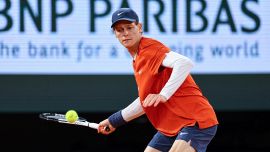 Roland Garros, Sinner completa il tris: dopo la Francia, l’Italia fa piangere la Russia. E ora “forza Musetti”