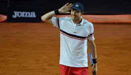 Internazionali Roma, tragedia greca per Tsitsipas: pallonetto irresistibile di Jarry