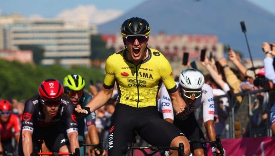 Giro d'Italia, tappa 9: Narvaez ci prova, il gruppo lo riprende a 20 metri dall'arrivo di Napoli. Vince Kooij