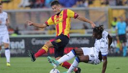 Lecce-Atalanta, moviola: l’arbitro stronca i pugliesi ma riserva sanzioni solo alla Dea