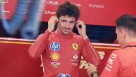 L'altra Monaco, Leclerc radio: "Scortese". Max canta Angelina Mango