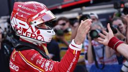 F1 Ferrari, Leclerc vince ancora: il commovente gesto per papà Bianchi. Mercato, a Sainz restano due team