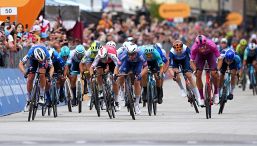 Giro d'Italia, tappa 18: Milan sbaglia ancora in volata e Merlier non perdona. Groves terzo, Dainese quarto
