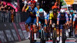 Diretta Giro d'Italia 2024, la 4a tappa Acqui Terme-Andora: vince Milan, Ganna ci prova. Diluvio e mega caduta in discesa