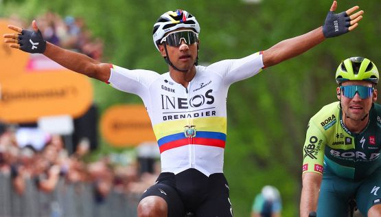 Giro d'Italia, tappa 1: Narvaez prima maglia rosa, batte Pogacar nello sprint di Torino. Classifica e pagelle