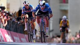 Giro d'Italia, tappa 6: Sanchez beffa un generosissimo Alaphilippe, Pogacar lascia fare. Caduta per Caruso