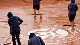 Roland Garros 2024, diluvio su Parigi e la pioggia decide: i match di Arnaldi e Sonego sospesi