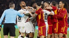 Roma-Bayer Leverkusen, moviola: Segna ma doveva essere espulso, che sviste dell’arbitro