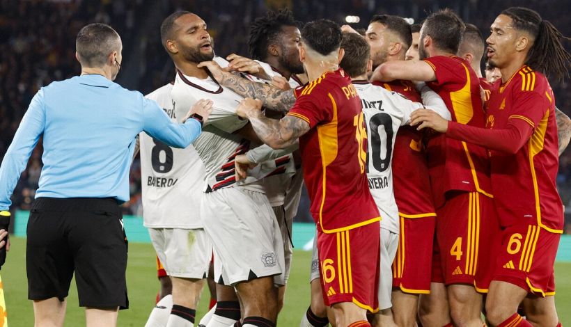 Roma-Bayer Leverkusen, moviola: Segna ma doveva essere espulso, che sviste dell’arbitro