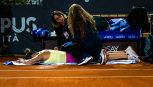 Internazionali Roma, Aryna Sabalenka sta male, match interrotto: schiena e anca trattata dalle fisioterapiste in diretta