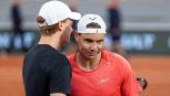 Roland Garros 2024, primo allenamento di Sinner: saluti e sorrisi con Rafa Nadal