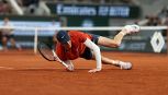 Roland Garros, l'acrobazia di Sinner contro Kotov: caduta e prodezza sulla terra rossa