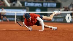 Roland Garros, l'acrobazia di Sinner contro Kotov: caduta e prodezza sulla terra rossa