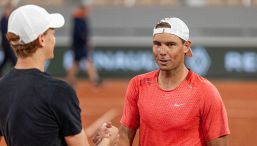 Roland Garros, Sinner dice sì: s'allena con Nishikori e incontra Nadal sul Centrale. Anche Alcaraz a Parigi