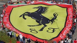 F1, rubato il cuore Ferrari: l'enorme Scudo striscione firmato da Schumacher sparito da Imola, l'appello dei tifosi