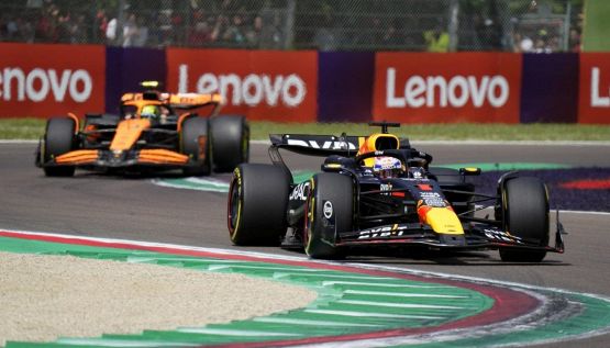F1 Gp Imola, Max vince in volata su Norris, Leclerc a podio