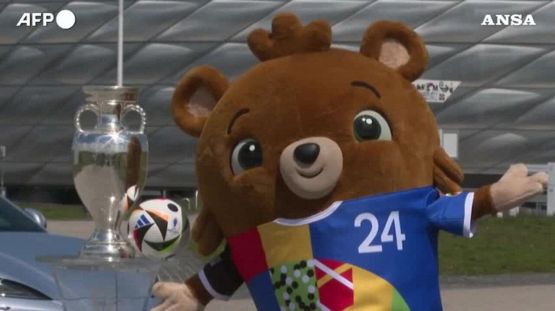 Euro 2024, presentato il trofeo all'Allianz Arena di Monaco
