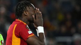 Roma, Abraham vittima di minacce di morte e insulti razzisti dopo gol sbagliato